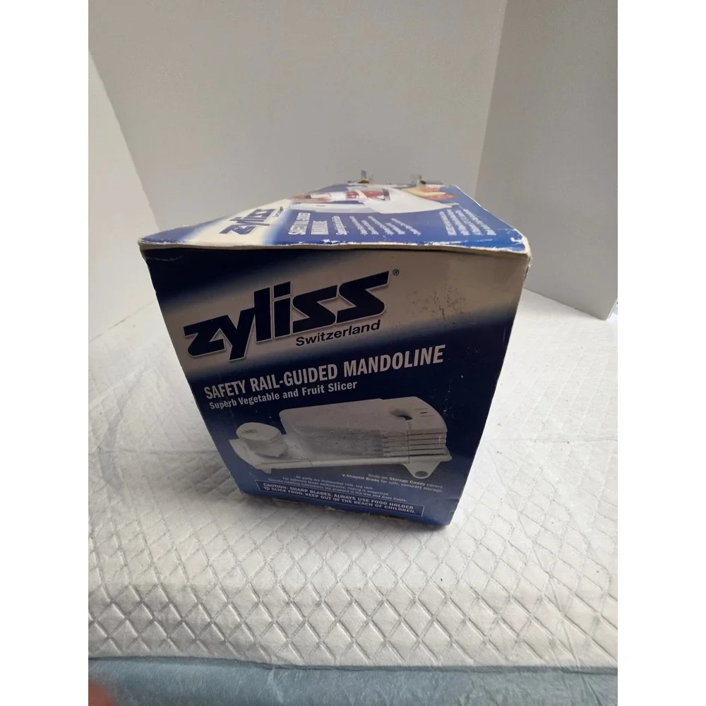 Zyliss‎ Safety Rail-Guided Mandoline Slicer V-Shaped Blade White Kitchen Tool